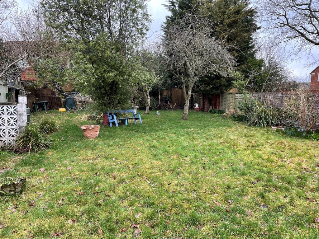 Lot: 129 - REFURBISHED FLAT WITH GARDEN PRODUCING JUST OVER £15,000 PER ANNUM -
